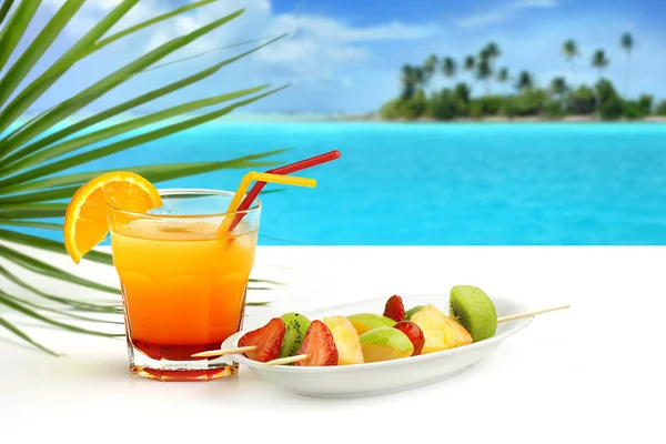 Summer cocktail and fruit skewers on exotic seascape — Stock Photo, Image