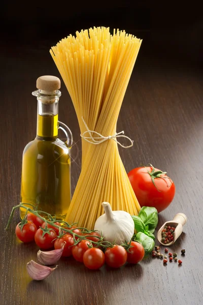 Nudeln, Tomaten, Olivenöl, Knoblauch, Basilikum und Gewürze — Stockfoto