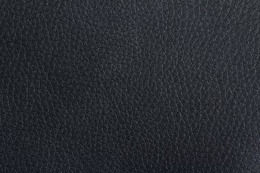 Siyah deri dokuya yakın dur.