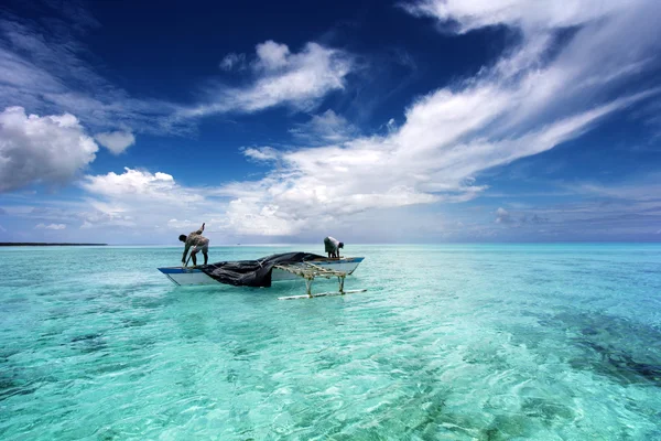 Rybacy na kajak w pięknej laguny — Zdjęcie stockowe