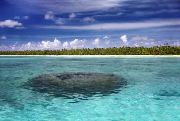 Paisaje marino de un arrecife de coral tropical en un hermoso atolón — Foto de Stock