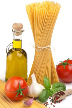 spagetti, şişe zeytinyağı, domates ve otlar