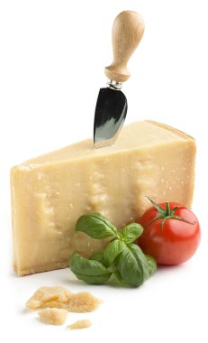 yığın beyaz zemin üzerine domates ve fesleğen ile parmesan peyniri