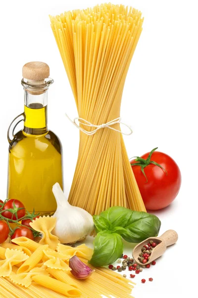 Diferentes tipos de pasta con verduras y hierbas frescas —  Fotos de Stock