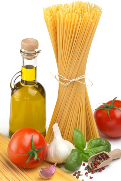 Spaghetti, fles olijfolie, tomaten en kruiden — Stockfoto