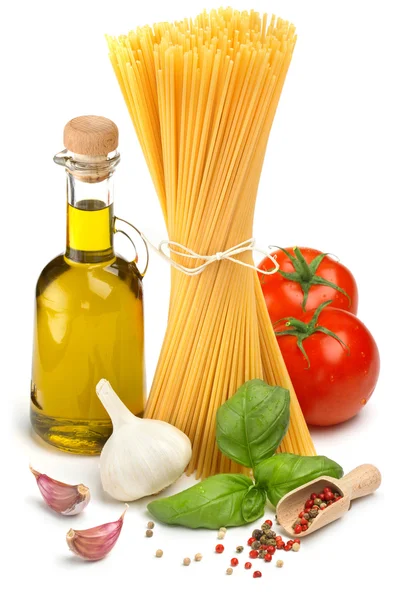 Spaghetti, bottiglia di olio d'oliva, pomodori ed erbe aromatiche — Foto Stock