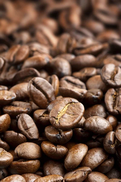 Primo piano di uno sfondo di chicchi di caffè arrosto — Foto Stock