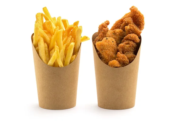 Papas fritas y pepitas en cajas de papel sobre fondo blanco — Foto de Stock