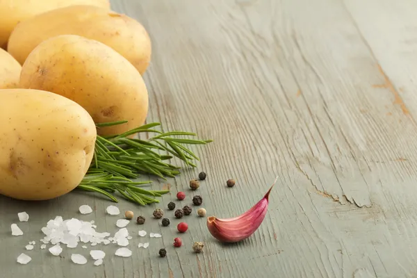 Kartoffeln, Rosmarin, grobes Salz und Pfefferkörner — Stockfoto