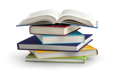 Beyaz arkaplanda izole kitap yığını
