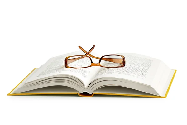 Очки для чтения на открытой книге на белом фоне — стоковое фото