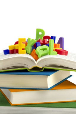 üstüne renkli plastik harflerle kitap yığını