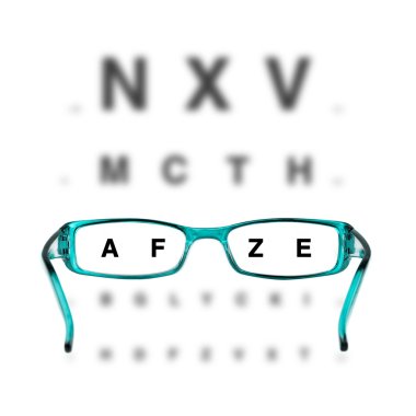 Mavi gözlük ve beyaz zemin üzerine eyechart