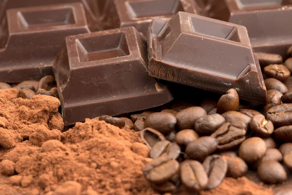 Chocolate negro, cacao en polvo y granos de café — Foto de Stock