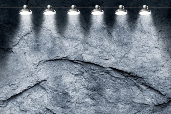 Scheinwerfer beleuchtet eine graue Steinmauer — Stockfoto