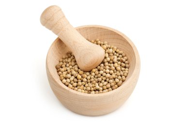 harç ve havaneli ile izole beyaz zemin üzerine beyaz karabiber