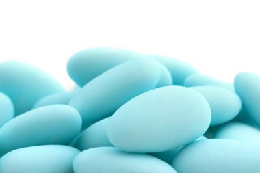 Mavi badem şekerli yığını bir yakın çekim