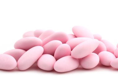 beyaz zemin üzerine pembe şekerli badem yığını