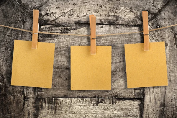 Três cartões de papel reciclado pendurados em uma corda — Fotografia de Stock