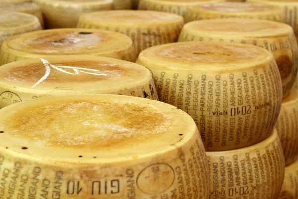 Primo piano di un mucchio di ruote di parmigiano stagionato — Foto Stock