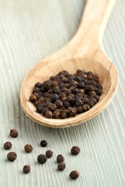 kara biber bir tahta kaşık, yakın çekim