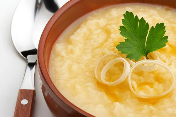 Close up van aardappelsoep gegarneerd met peterselie en prei — Stockfoto