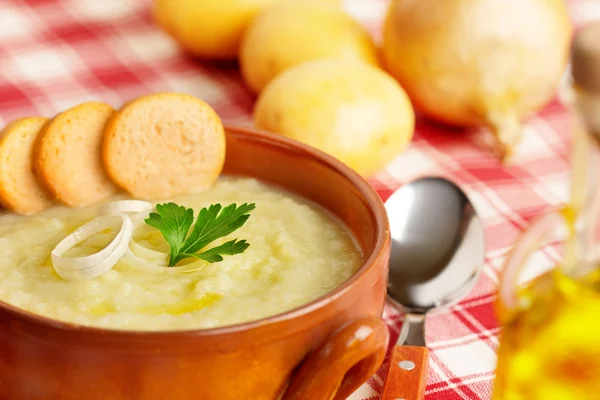 Gros plan d'une soupe de pommes de terre dans un bol — Photo