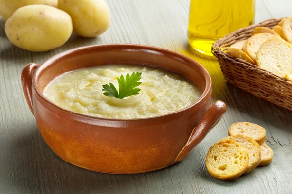 Zupa ziemniaczana, grzanki, olej i surowe ziemniaki — Zdjęcie stockowe