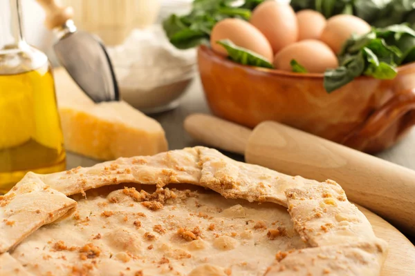 Pastel de espinacas con huevos y queso parmisan — Foto de Stock