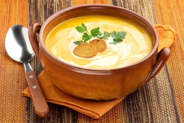Sup wortel krem dengan croutons dan peterseli — Stok Foto