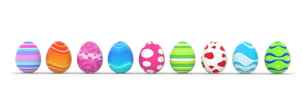 Satır beyaz arka plan üzerinde renkli Paskalya yumurtaları — Stok fotoğraf
