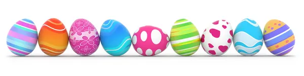 Huevos coloridos de Pascua en fila sobre fondo blanco — Foto de Stock