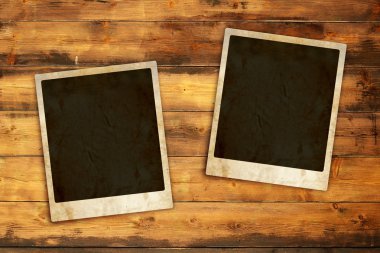 ahşap bir masa üstünde iki eski anlık görüntüleri