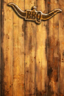 Barbekü Insignia boynuzlu bir ahşap duvar