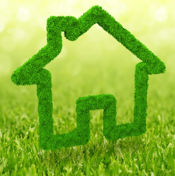 Silhueta de casa em um gramado verde — Fotografia de Stock