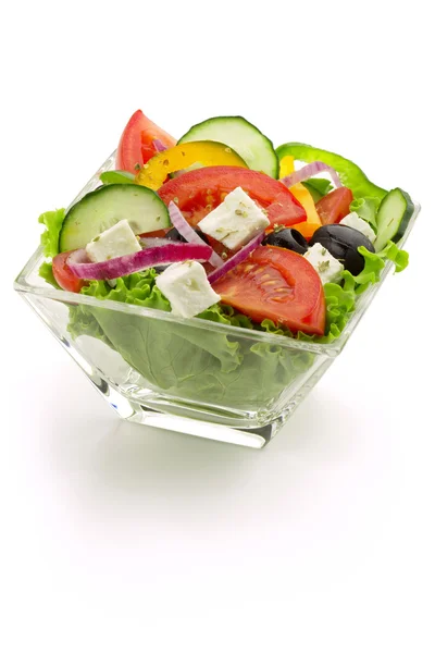 Свежий овощной салат в стеклянной чашке на белом фоне — стоковое фото