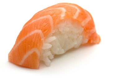 Beyaz arka plan üzerinde izole bir somon nigiri suşi