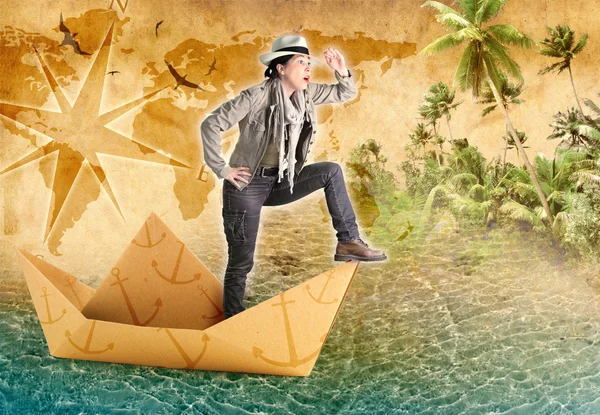 Exploradora em um veleiro de papel no mar do Caribe — Fotografia de Stock