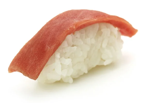 Atum vermelho sushi nigiri isolado sobre fundo branco — Fotografia de Stock