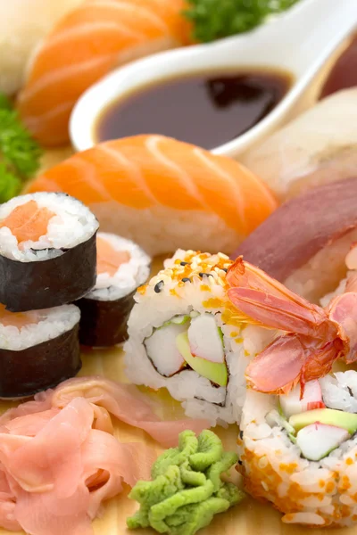 Detail japonské sushi na dřevěné desce — Stock fotografie