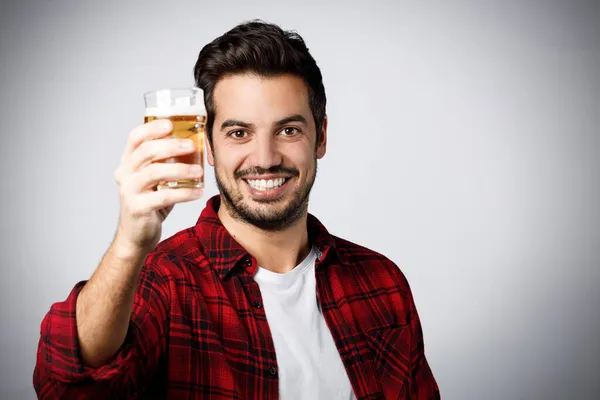 Snygg Tusenårig Kille Röd Rutig Skjorta Ler Och Håller Halv — Stockfoto