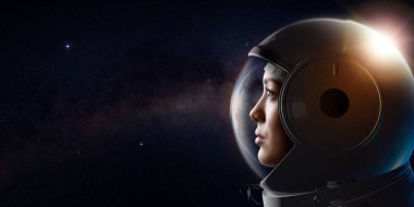 Dış uzayda kask takan çekici kadın astronotun Dünya 'ya bakışının baş görüntüsü. 3 boyutlu görüntüleme. Uzay yolculuğu ve keşfi kavramı.