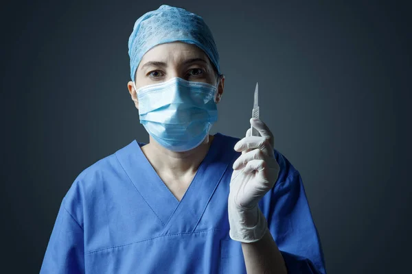 Ritratto Una Chirurga Che Indossa Uno Scrub Con Mano Bisturi — Foto Stock