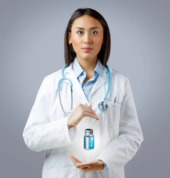 白いコートと手でカバー聴診器を身に着けている若い女性医師の肖像画ワクチンアンプル 3Dイラスト Covid 19予防接種コンセプト — ストック写真