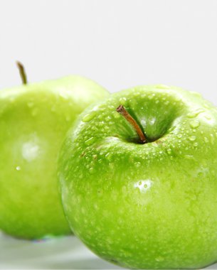 Beyaz arkaplanda yeşil elmalar