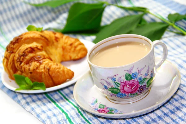 Croissant y café blanco — Foto de Stock