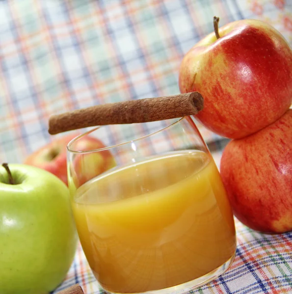 リンゴジュースとフレッシュリンゴ — ストック写真