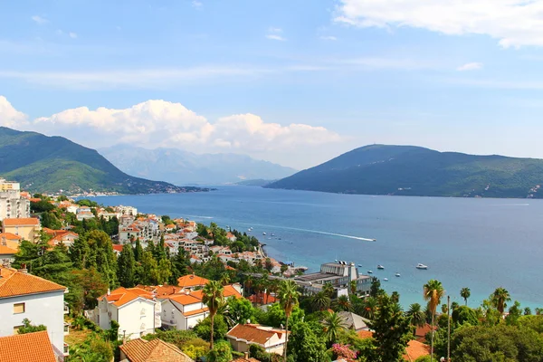 Adriyatik Denizi kıyısında. Karadağ.