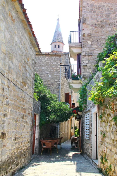 Strada stretta nel centro storico — Foto Stock