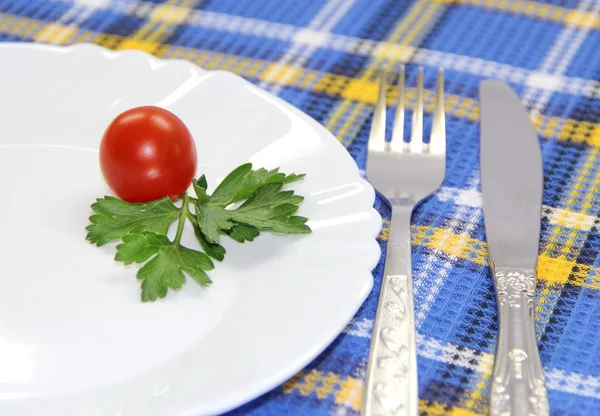 Piccola porzione di verdure su un piatto bianco — Foto Stock